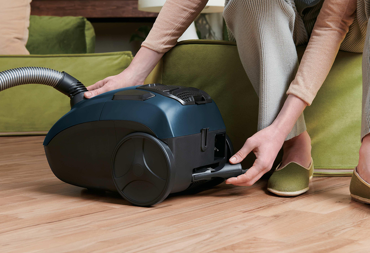 Παρουσιάζεται η θήκη στο πίσω μέρος της σκούπας.